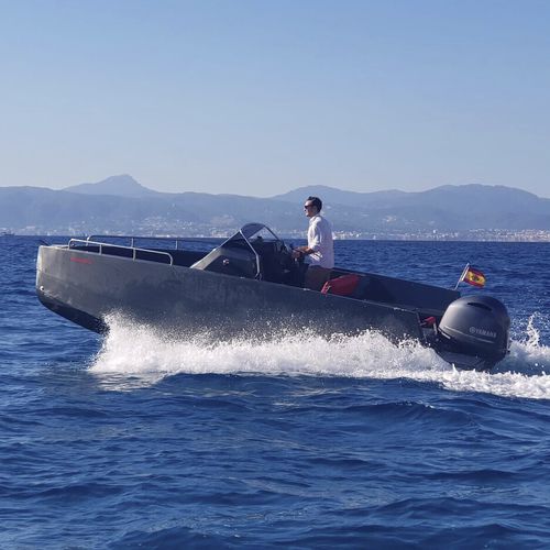 Outboard center console boat - M6  - Nuva Yachts - 8-person max. / with cabin / sundeck