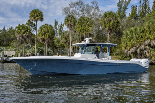 Outboard express cruiser - 39' SPECIALE - HCB Yachts - triple-engine / open / center console