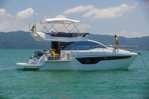 Inboard express cruiser - 450 - Schaefer Yachts - twin-engine / flybridge / 14-person max.