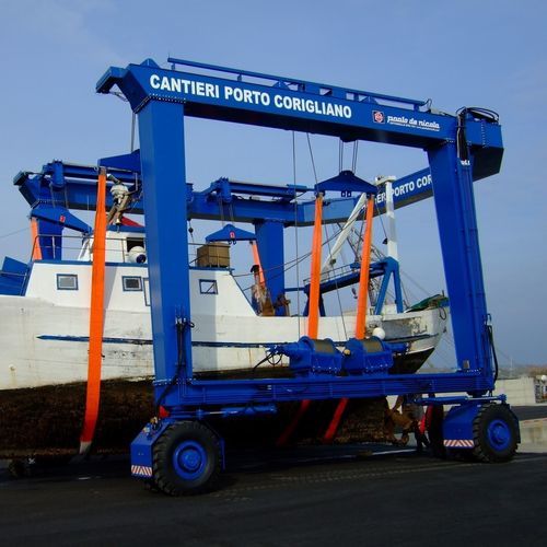 Remotely controlled travel lift - 100V - Eden Tech Srl - all-wheel steering / four-wheel drive / Ackermann steering