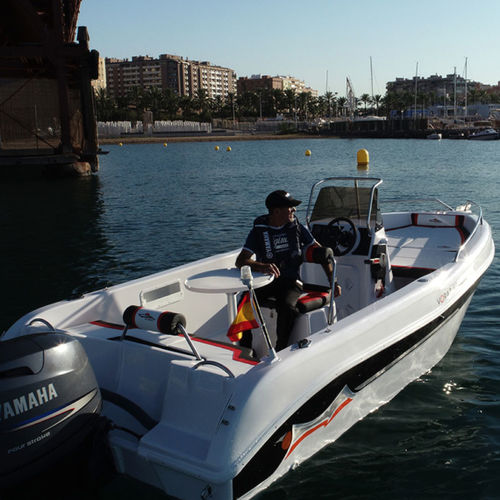Outboard center console boat - VORAZ  500 OPEN  - VORAZ Astilleros - 8-person max. / sundeck