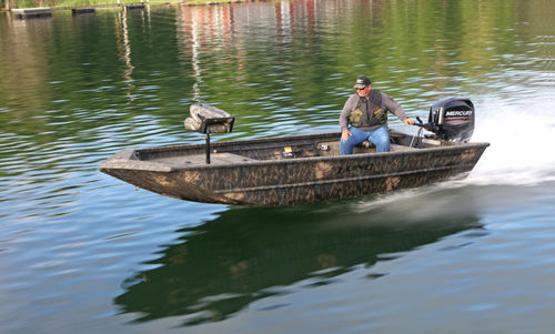 Outboard jon boat - 1660 PREDATOR - Lund - sport-fishing / aluminum / 4-person max.