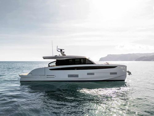 Cruising motor yacht - SEADECK 6 - Azimut - hard-top / hybrid / IPS