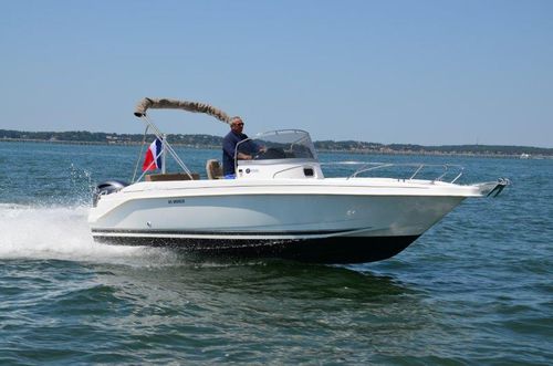 Outboard center console boat - Cap-Ferret 702 - B2 marine - 6-person max. / 9-person max. / twin-berth