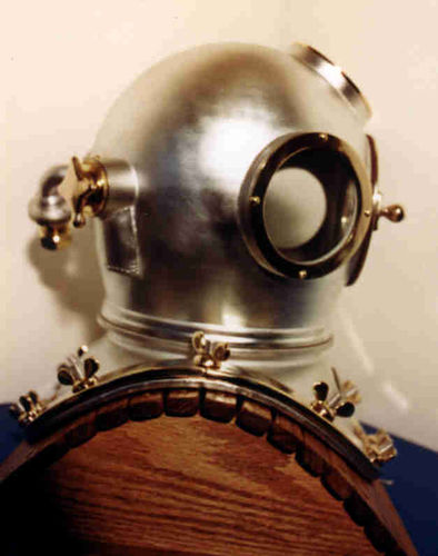 Professional diving helmet - 29198 - DESCO Corporation