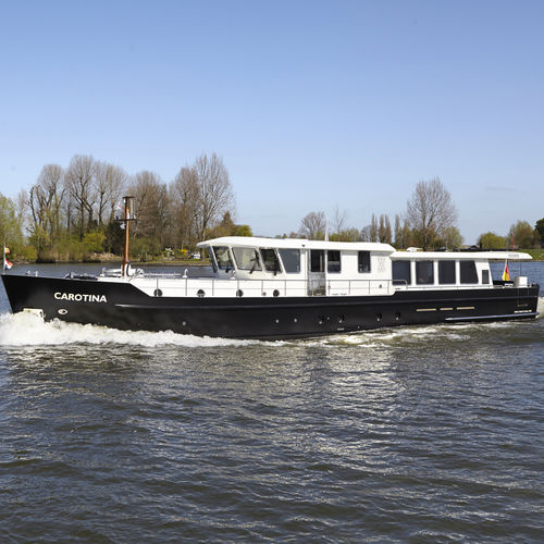 River navigation super-yacht - Altena Yachting - wheelhouse
