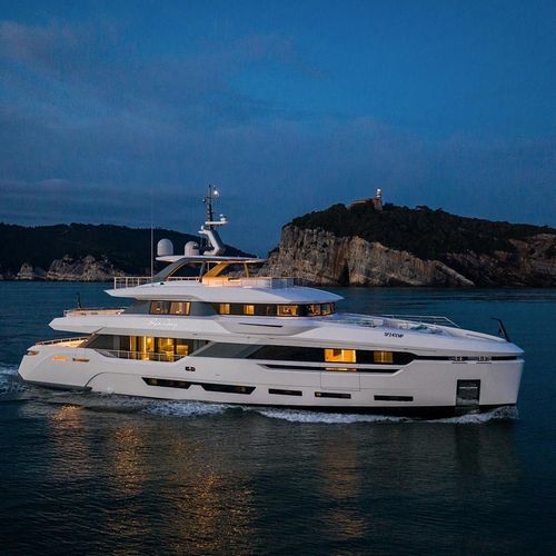 Cruising super-yacht - RUN AWAY - Baglietto spa - raised pilothouse / semi-displacement hull / with swimming pool