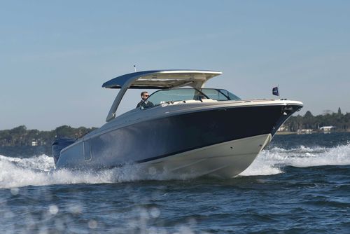 Inboard express cruiser - LAUNCH 35 GT - Chris Craft - outboard / diesel / twin-engine