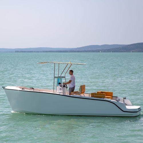 Electric center console boat - 230 CC - PELSOLUTIONS - inboard / 8-person max. / sundeck