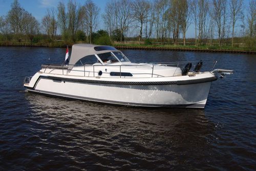 Inboard express cruiser - Intercruiser 32 - Interboat - open / center console / with cabin