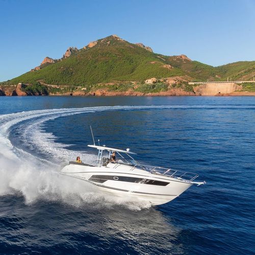 Outboard express cruiser - CAP CAMARAT 10.5 WA - Jeanneau - Motorboats - twin-engine / open / dual-console