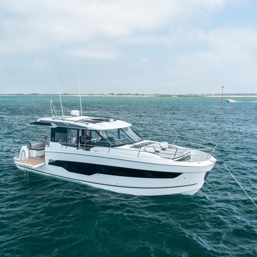 Outboard express cruiser - MERRY FISHER 1295 COUPE - Jeanneau - Motorboats - triple-engine / hard-top / wheelhouse