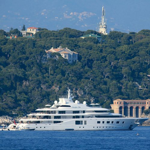 Cruising mega-yacht - QUANTUM BLUE  - Lurssen Yachts - raised pilothouse / with swimming pool / with helideck