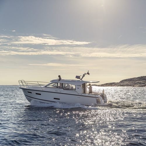 Inboard express cruiser - 305 Coupé - Nimbus - hard-top / cruising / 8-person max.