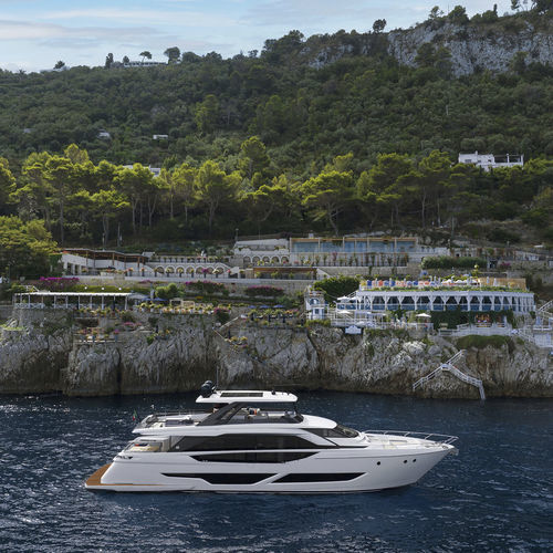 Cruising motor yacht - 860 - Ferretti Yachts - flybridge / V-drive / 4-cabin