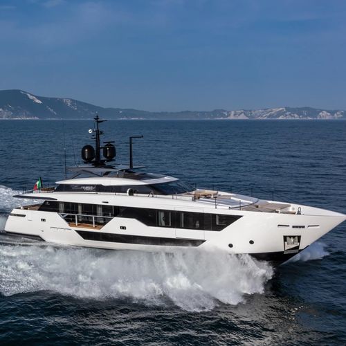 Cruising super-yacht - 106' - Custom Line Yacht - flybridge / shaft drive / 5-cabin