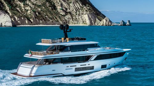 Cruising motor yacht - Navetta 30 - Custom Line Yacht - classic / wheelhouse / shaft drive