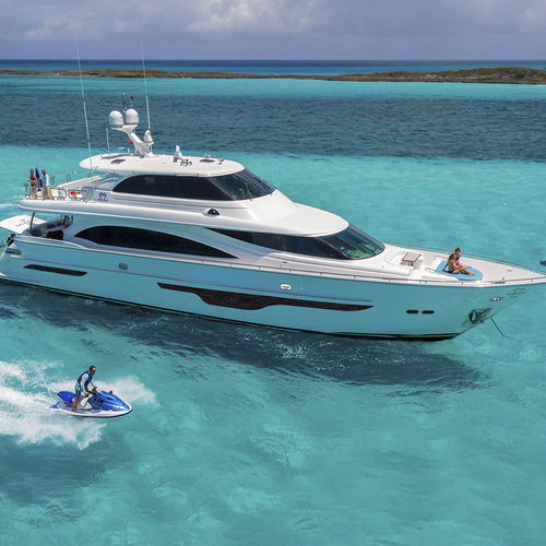 Classic motor yacht - E90 - Horizon - cruising / with enclosed flybridge / 6-cabin