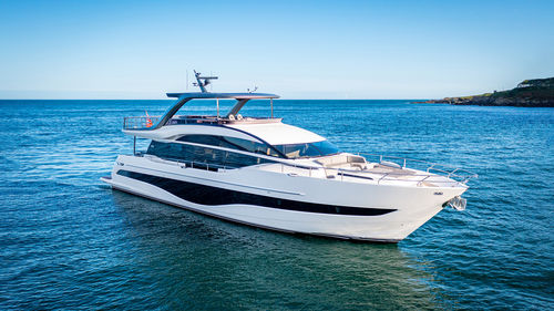 Cruising motor yacht - Y85 - Princess - flybridge / 4-cabin / displacement