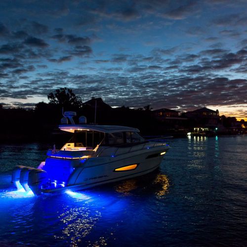 Outboard express cruiser - 38 XO - Regal - triple-engine / hard-top / sport