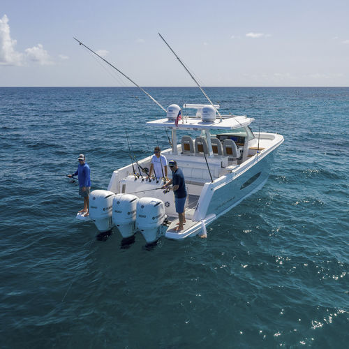 Outboard express cruiser - 38 SAV - Regal - triple-engine / open / center console