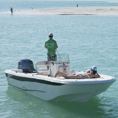 Outboard bay boat - 19 ULTRA - Carolina Skiff - center console / sport-fishing / 10-person max.