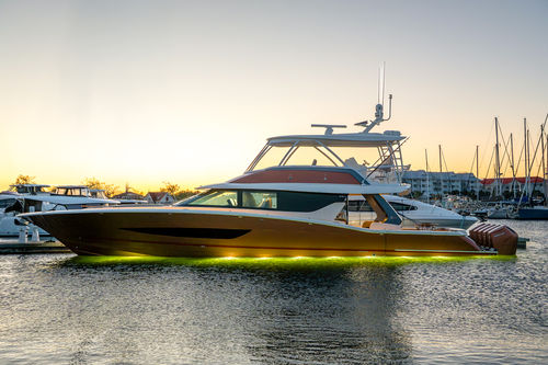 Fishing motor yacht - 670 LXF - Scout Boats - cruising / high-speed / flybridge