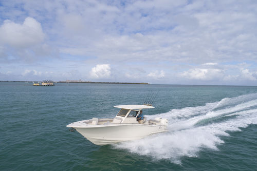Outboard center console boat - 305 LXF - Scout Boats - twin-engine / recreational / sport-fishing