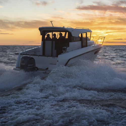 Outboard walkaround - PILOT 8 - Finnmaster Boats Oy - twin-engine / wheelhouse / sport-fishing