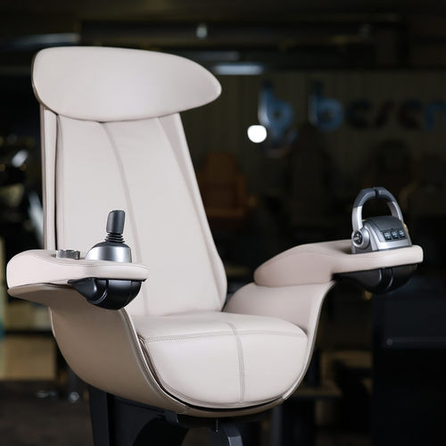 Helm seat - P 470 A Manta comfort - Besenzoni SpA - for boat / for yacht / with armrests