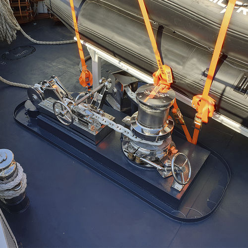 Electric windlass - ZEUS - Lofrans - hydraulic / for mega-yachts / vertical