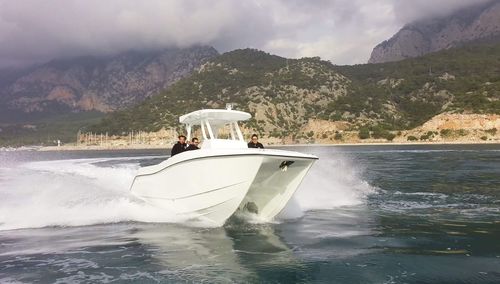 Catamaran cabin cruiser - 30′ Sport Fisher  - Hysucat - outboard / twin-engine / hard-top