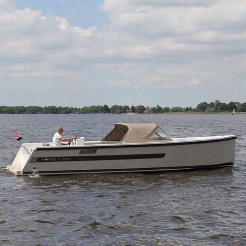Inboard center console boat - 27 TEMPO - Moonday Yachts - with cabin / sundeck / teak deck