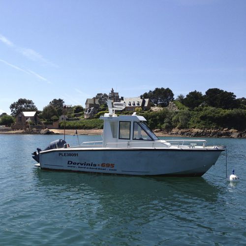 Outboard cabin cruiser - DERVINIS 695 CAB - BORD A BORD - with enclosed cockpit / aluminum / 8-person max.