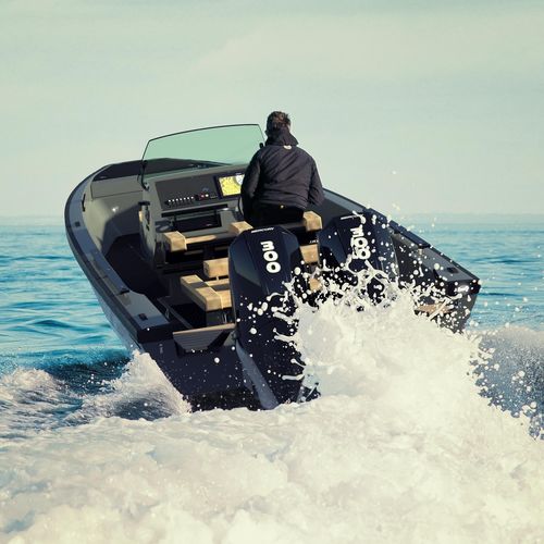 Outboard center console boat - 28 - Goldfish - twin-engine / fiberglass / carbon