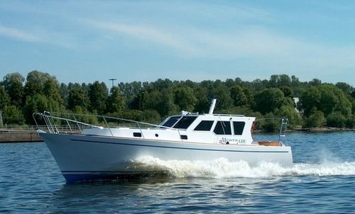 Inboard express cruiser - Navigator-111 - Morozov Yachts - diesel / displacement hull / wheelhouse