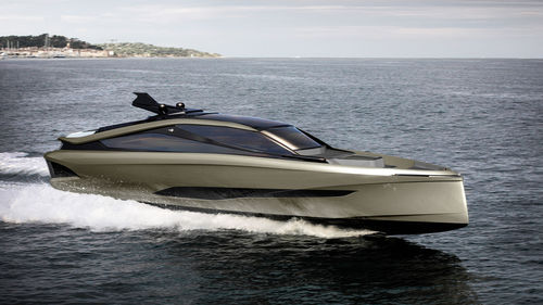 Offshore motor yacht - METEOR - Van der Valk Shipyard - traditional / hard-top / 3-cabin