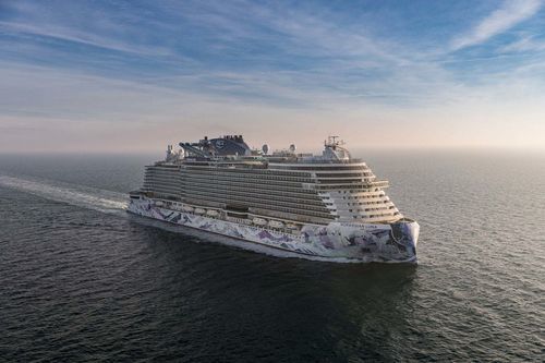 Cruising cruise ship - Norwegian Luna - Fincantieri - Cantieri Navali Italiani - post-Panamax