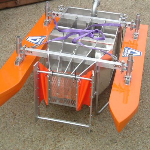 Oil skimmer with sweeping arm - Fasflo - Vikoma International - V / sheltered waters / river