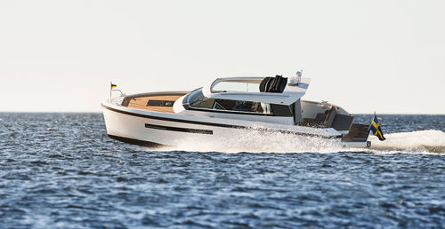 Inboard express cruiser - 33 coupé - Delta POwerboats - twin-engine / hard-top / 2-cabin