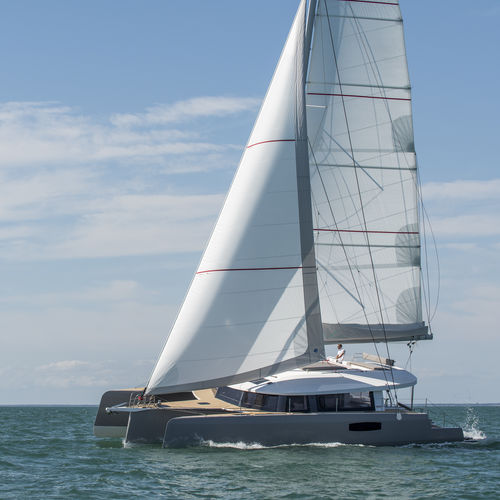 trimaran sailing yacht