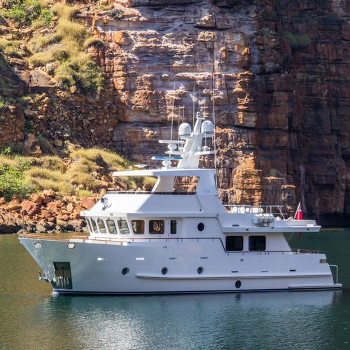 Cruising motor yacht - B 65 - Bering Yachts - expedition / flybridge / 3-cabin