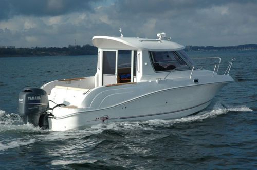 Outboard day fishing boat - 700 CAMPING  - Mazury Sp. z o.o.  - wheelhouse / fast / 7-person max.