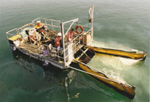 V oil skimmer - HARBOR  - Kepner Plastics Fabricators - with sweeping arm / for ships