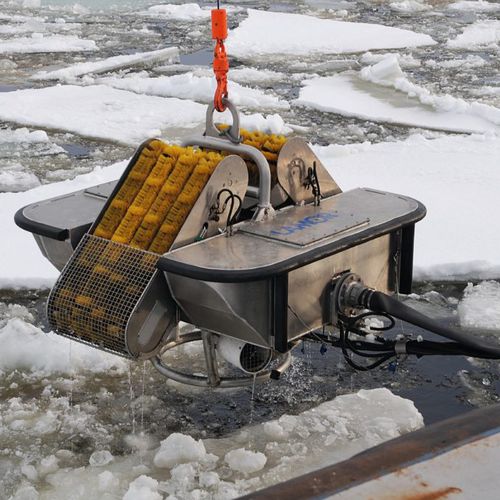 leaf skimmer with wheels and brushes