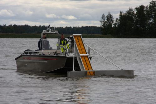 V oil skimmer - LBC - LAMOR - with sweeping arm / for ships