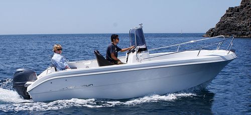 Outboard center console boat - QX550 - Marine Times Newspaper - recreational / for fishing / 6-person max.