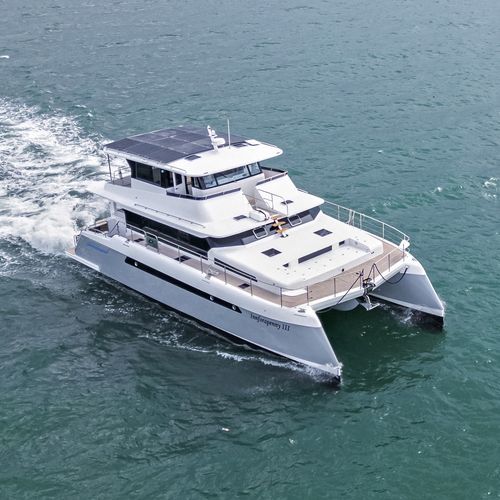 Catamaran motor yacht - 1900 BLUEWATER - LONGREACH POWER CATAMARAN - cruising / flybridge / 3-cabin