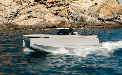 Center console catamaran - E23  - De Antonio Yachts - inboard / electric / sundeck