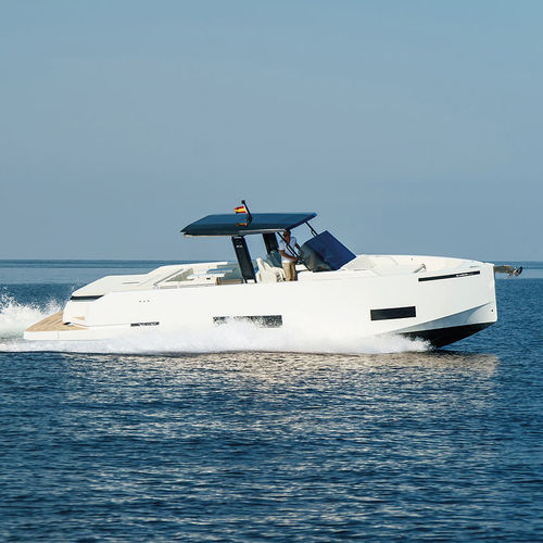 Inboard express cruiser - D42 - De Antonio Yachts - triple-engine / open / center console